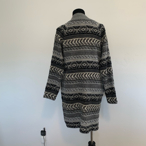 🔴 Black, white, and gray oversized printed cardigan - Picture 5 of 6